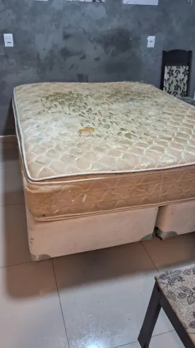 Cama box, bipartida com colchão.