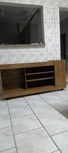 Rack para Sala Amadeirado com Nichos e Rodinhas - Excelente Estado