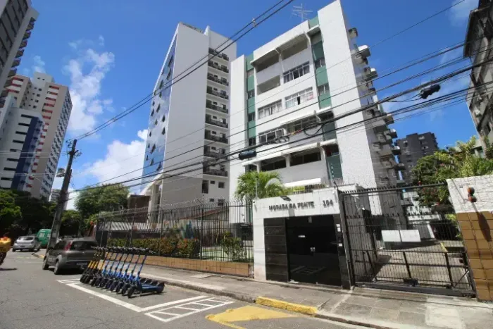 Apartamento reformado para locação bairro Aflitos com 2 quartos 1 suite, 1 vaga - Recife -