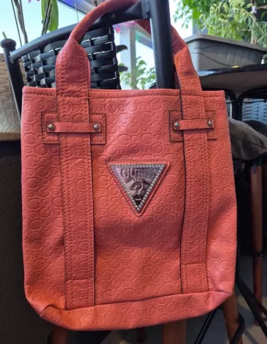 bolsa de mão Guess salmão