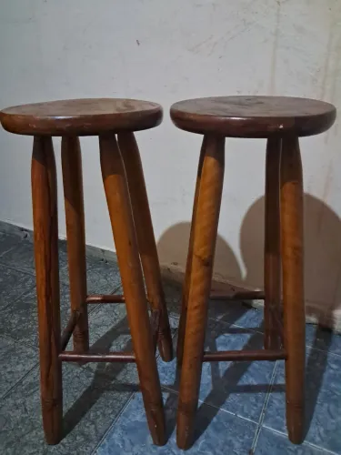 Vendo dois bancos de madeiras