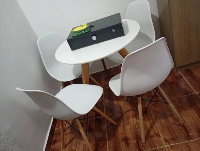 Mesa com 4 cadeiras