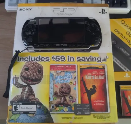 PSP 3001 desbloqueado na caixa + 3 UMD. *Muito conservado; nivel colecionador*