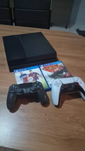 PlayStation 4 500GB 2 controles 2 jogos