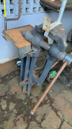 Máquinas Antigas de Oficina Mecânica - Furadeira de coluna, Torno , Esmeris e Morsas.