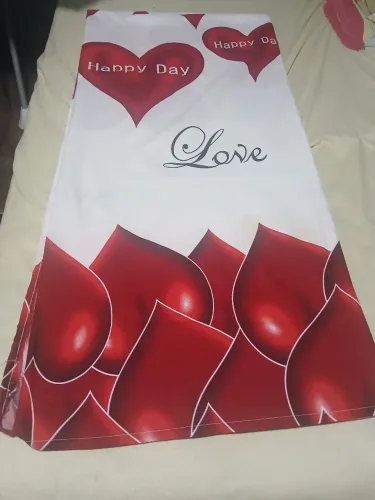 Vende-se um lençol de casal com estampas vermelhas