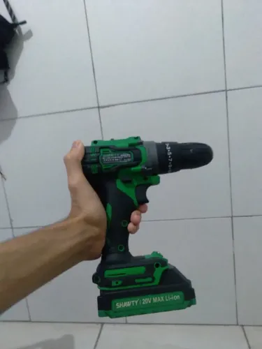 Furadeira com função de parafusadeira usada só uma vez