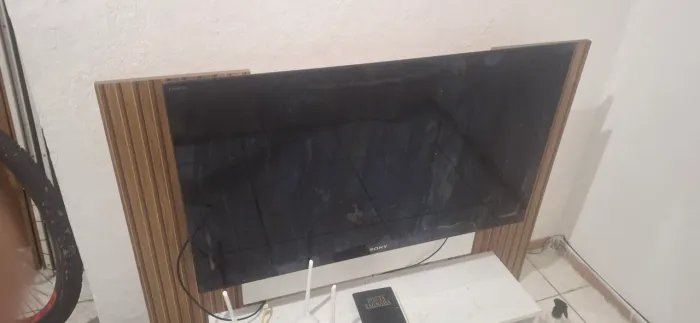 Televisor SONY BRAVIA , uma relíquia em ótimo estado de funcionamento, marcas de uso 
