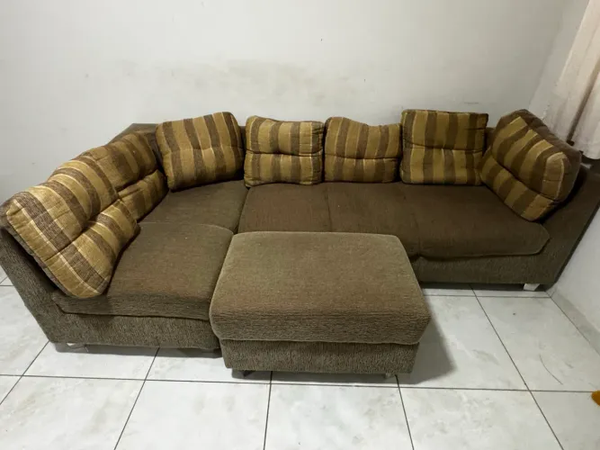Sofá 2 e 3 lugares mais puff e almofadas