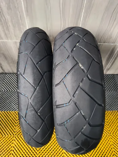 Par de pneus Dunlop 120/7/17 e 160/60/17 nc750
