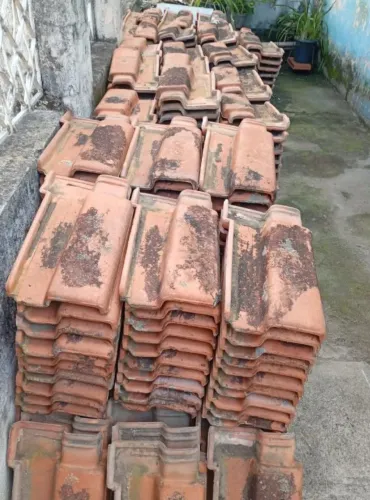 Vendendo mais de 400 Telhas Usadas Antigas Em Bom Estado