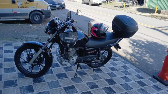 Moto com liga e freio a disco na frente.