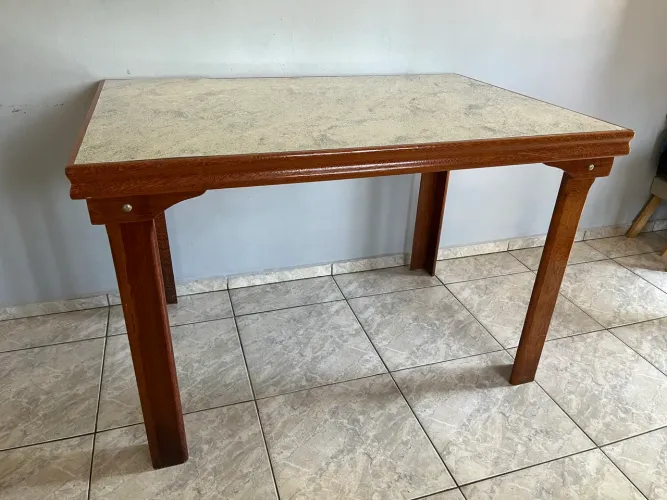 Mesa de madeira 4 lugares