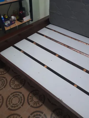 Cama casal em ótima condição,  na cor marrom,.