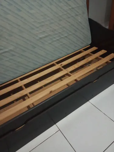Vendo essa bi cama semi nova valor 180 reais 