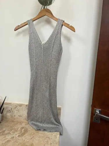 Vestido prata em linha verão modela o corpo