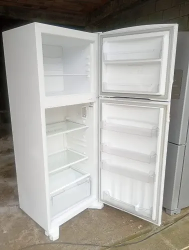 Geladeira funcionando perfeitamente com garantia