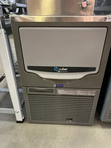 Máquina de gelo 45kg produção dia - Macom nova
