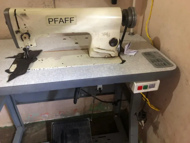 Vende uma máquina industrial elétrica. Em estado de nova Marca PFAFF