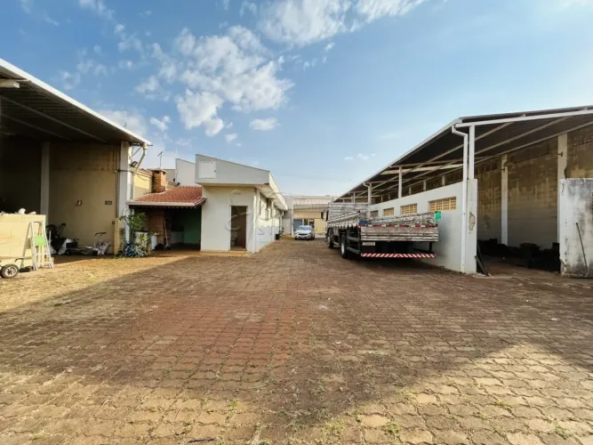 Galpão de 242m² com pátio para locação - Campos Elíseos