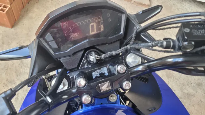 Vendo Twister 250 CBS feita a revisão recentemente na Honda contato *
