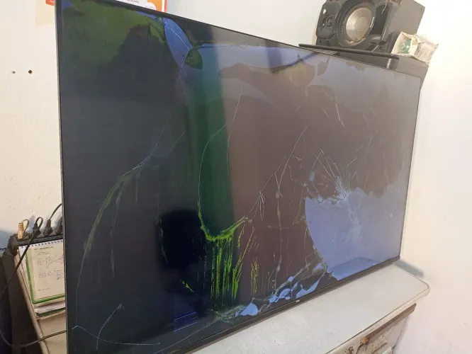 Vendo tv TCL 55 com tela danificada,para retirar peças