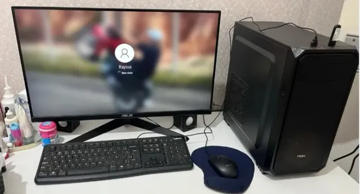Mesa + cadeira + computador