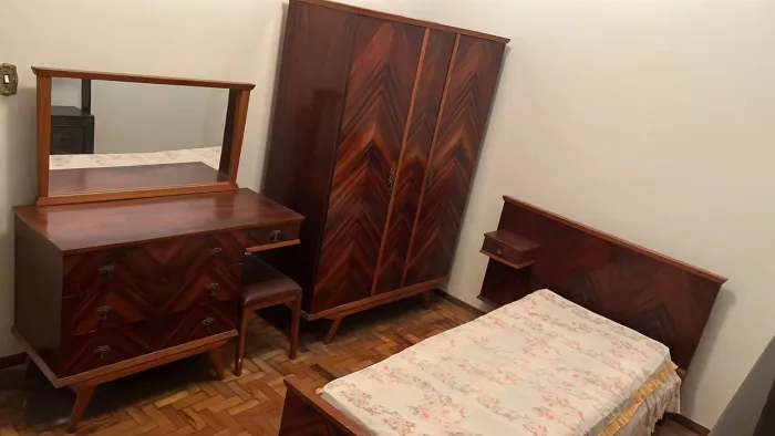 Vendo Conjunto de Quarto Retrô em Madeira - R$ 850,00