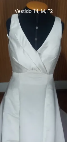 Vestido de Noiva Branco, tamanho M, zíper nas costas, com alçinha.