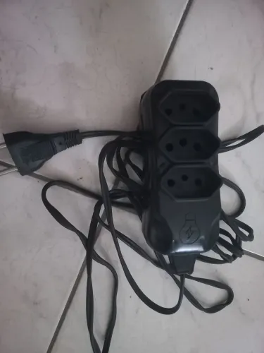 Extensão com três tomadas