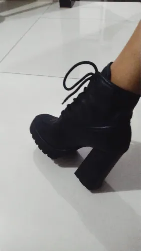 Vendo bota Schutz semi nova 