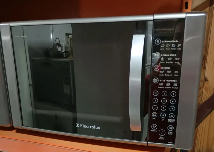 Microondas Electrolux espelhado