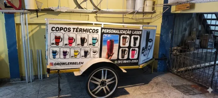 Carretinha plaqueada, fechada, e reforçada. 