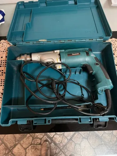 Vendo Furadeira de alto impacto seminova marca Makita.