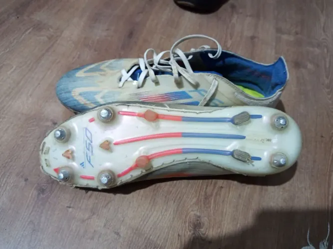 Chuteira adidas f50