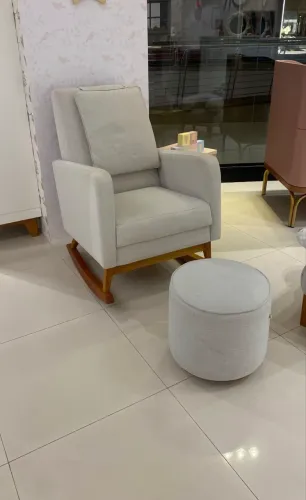 Poltrona de Amamentação com puff em linho