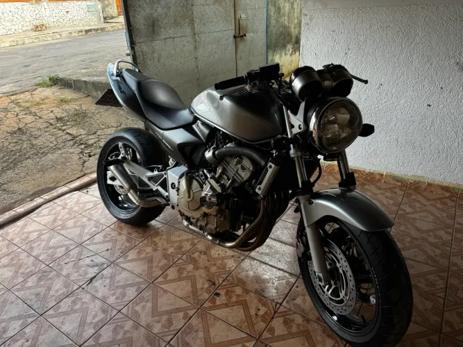 Hornet 2007 carburada zera !