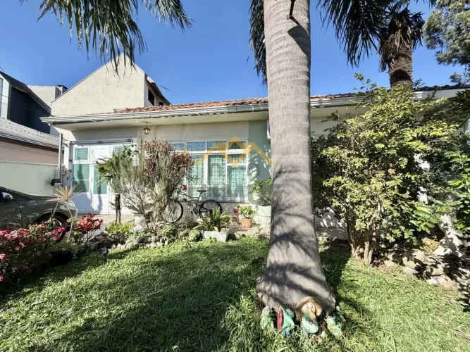 Casa com 3 quartos e amplo terreno de 341 m² à venda no Xaxim