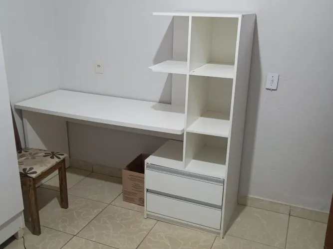 Mesa de estudo com estante