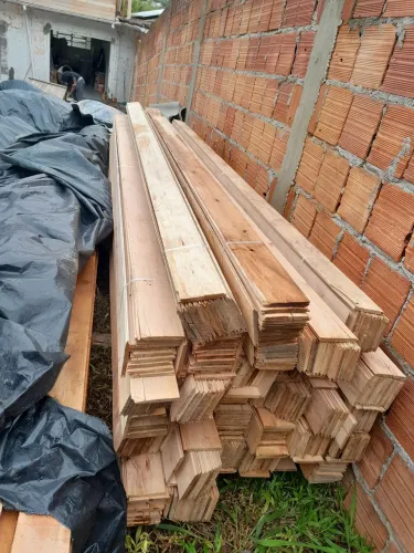 Vendo forro de Eucalipto 9cm, peças de 3mts, madeira nova, nunca usada, sobrou da obra