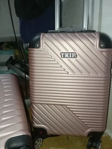 Vendo conjunto de malas ,em ótimo estado usadas só uma vez , resistente,leves e práticas