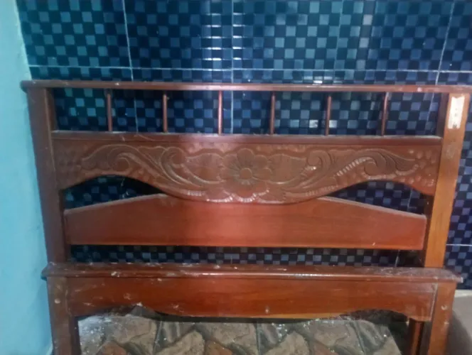 Cama de madeira de lei