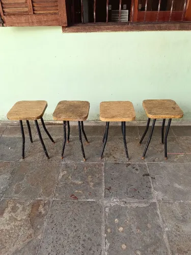 Kit com 4 Banquinhos de Madeira e Estrutura Metálica