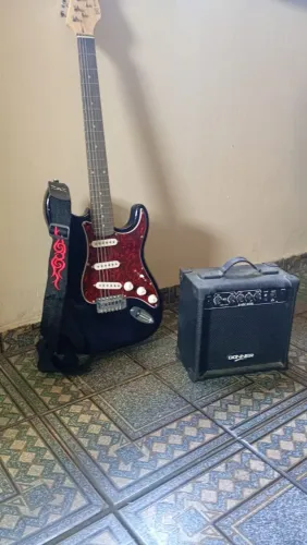 Vendo guitarra ? com uma caixa de som