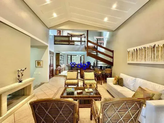 Condomínio Villa Vianna - 3 suítes, escritório, área gourmet, piscina e pomar!