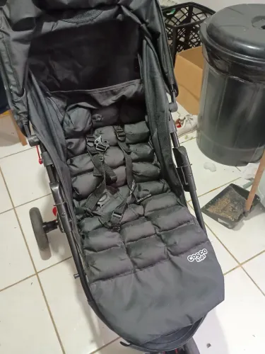 Vende-se carrinho de bebê, semi-novo por 200 reais