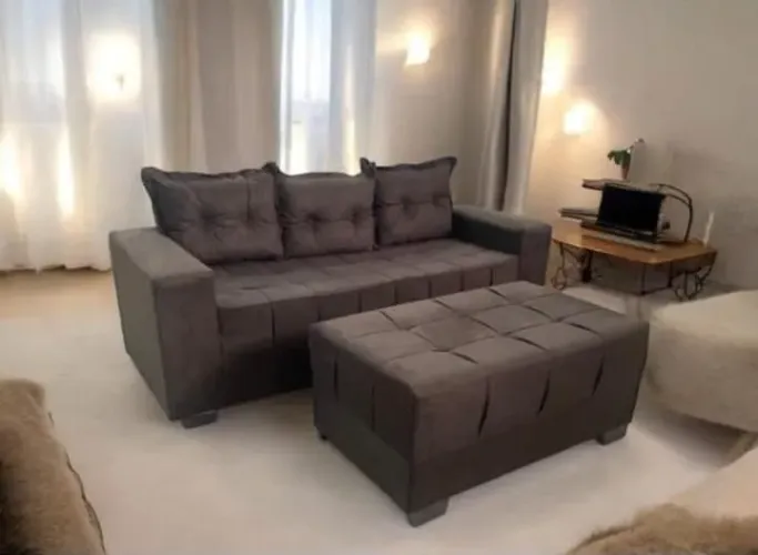 Ofertas imperdível sofá 3 lugares acompanha um puff grande com detalhes no puxante