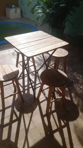 Mesa em madeira maciça