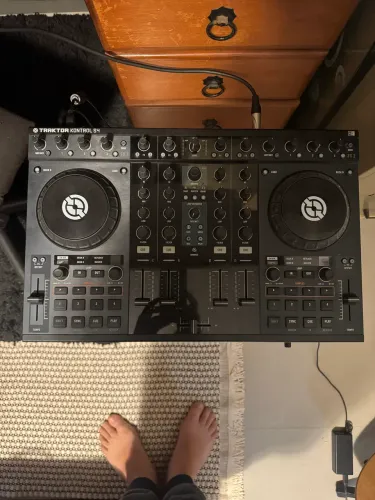 Controladora NI Traktor S4 (4 canais) + case + amplificador de fone