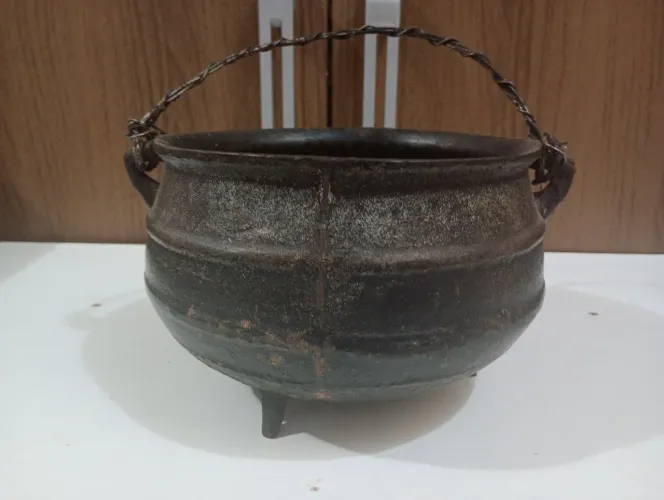 Caldeirão de ferro Bruxinha